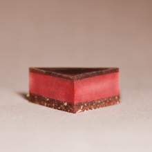 Lade das Bild in den Galerie-Viewer, PENELOPE. Rote Bete Chilli Praliné. In Rohkostqualität.
